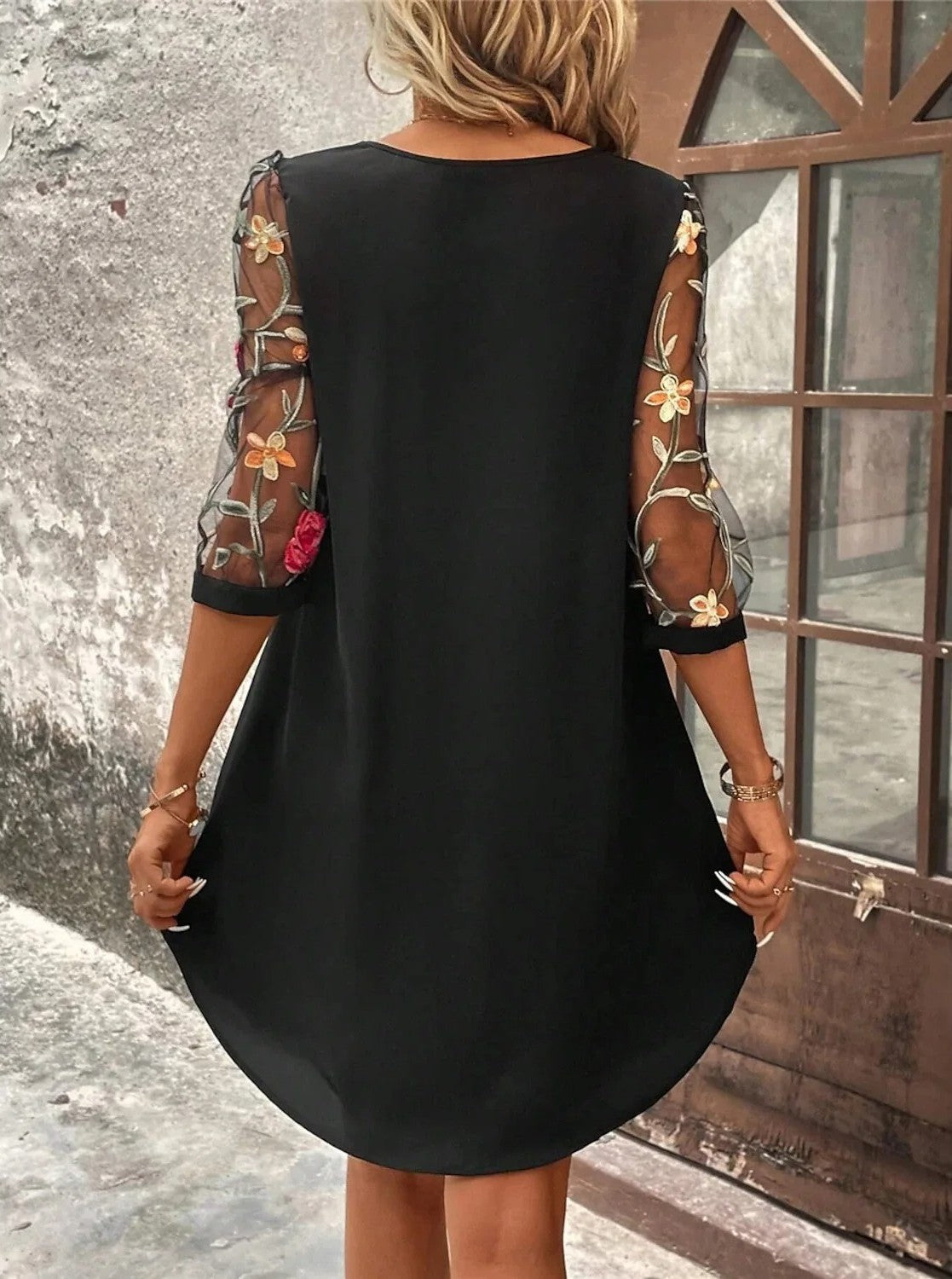 Moda™ | Elegancka sukienka mini z transparentnymi, haftowanymi rękawami