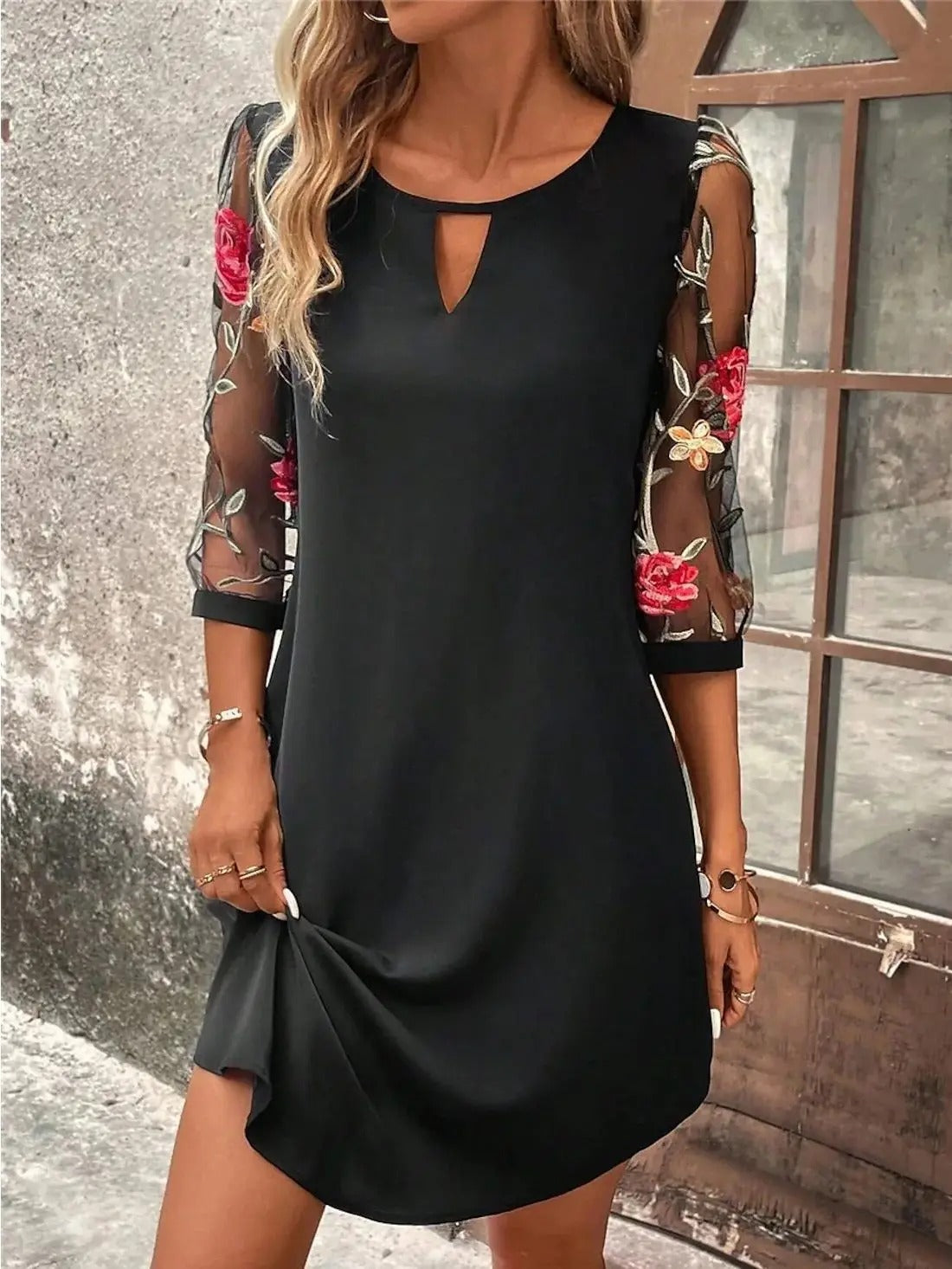 Moda™ | Elegancka sukienka mini z transparentnymi, haftowanymi rękawami